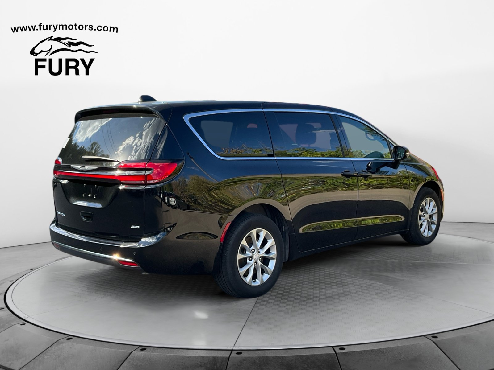 Used 2025 Chrysler Pacifica Select AWD/4WD image 4