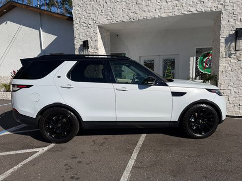 Used 2019 Land Rover Discovery SE image 18