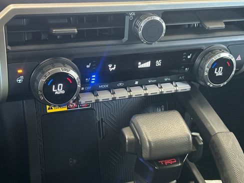 Certified 2024 Toyota Tacoma TRD Sport w/ TRD Sport Premium Package AWD/4WD image 18