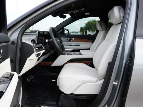 New 2026 Cadillac Vistiq Sport w/ LPO, Floor Liner Package image 18