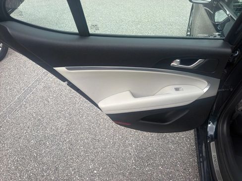 Used 2025 Genesis G70 2.5T RWD image 19