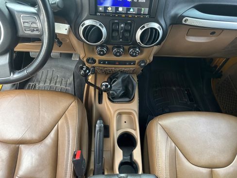 Used 2014 Jeep Wrangler Unlimited Rubicon w/ Dual Top Group AWD/4WD image 15