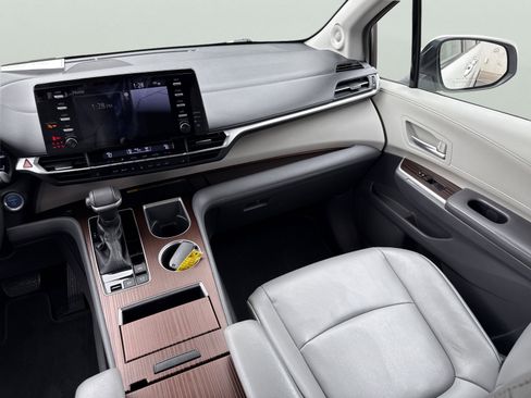 Used 2021 Toyota Sienna XLE w/ XLE Plus Package image 16