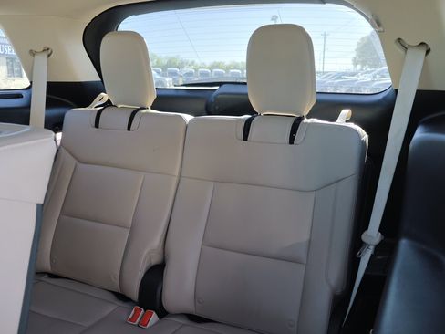 Certified 2022 Ford Explorer XLT w/ Equipment Group 202A image 33