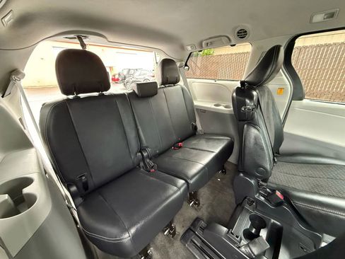 Used 2011 Toyota Sienna SE image 14