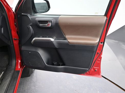 Used 2019 Toyota Tacoma Limited image 21