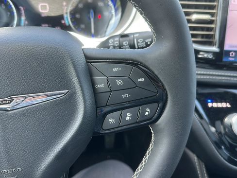 Used 2025 Chrysler Pacifica Limited FWD image 14