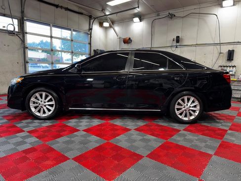 Used 2014 Toyota Camry XLE w/ Leather Package FWD image 4