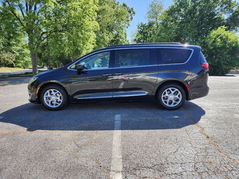 Used 2017 Chrysler Pacifica Touring-L w/ Tire & Wheel Group FWD image 17