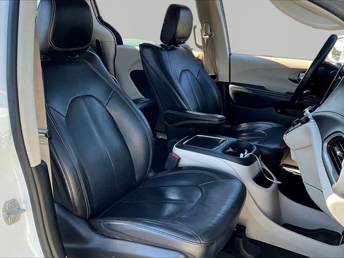 Used 2022 Chrysler Pacifica Touring-L w/ Uconnect Theater Family Group FWD image 25