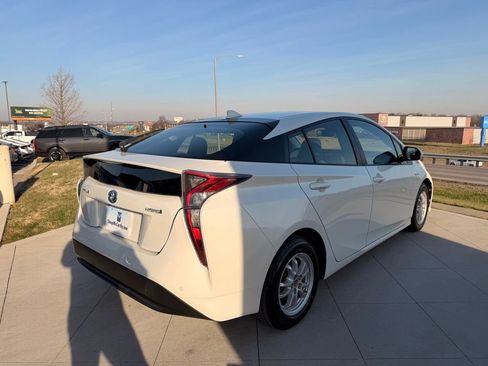 Used 2017 Toyota Prius Four image 5