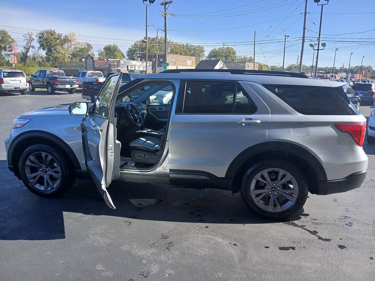 Used 2021 Ford Explorer XLT w/ Equipment Group 202A AWD/4WD image 4