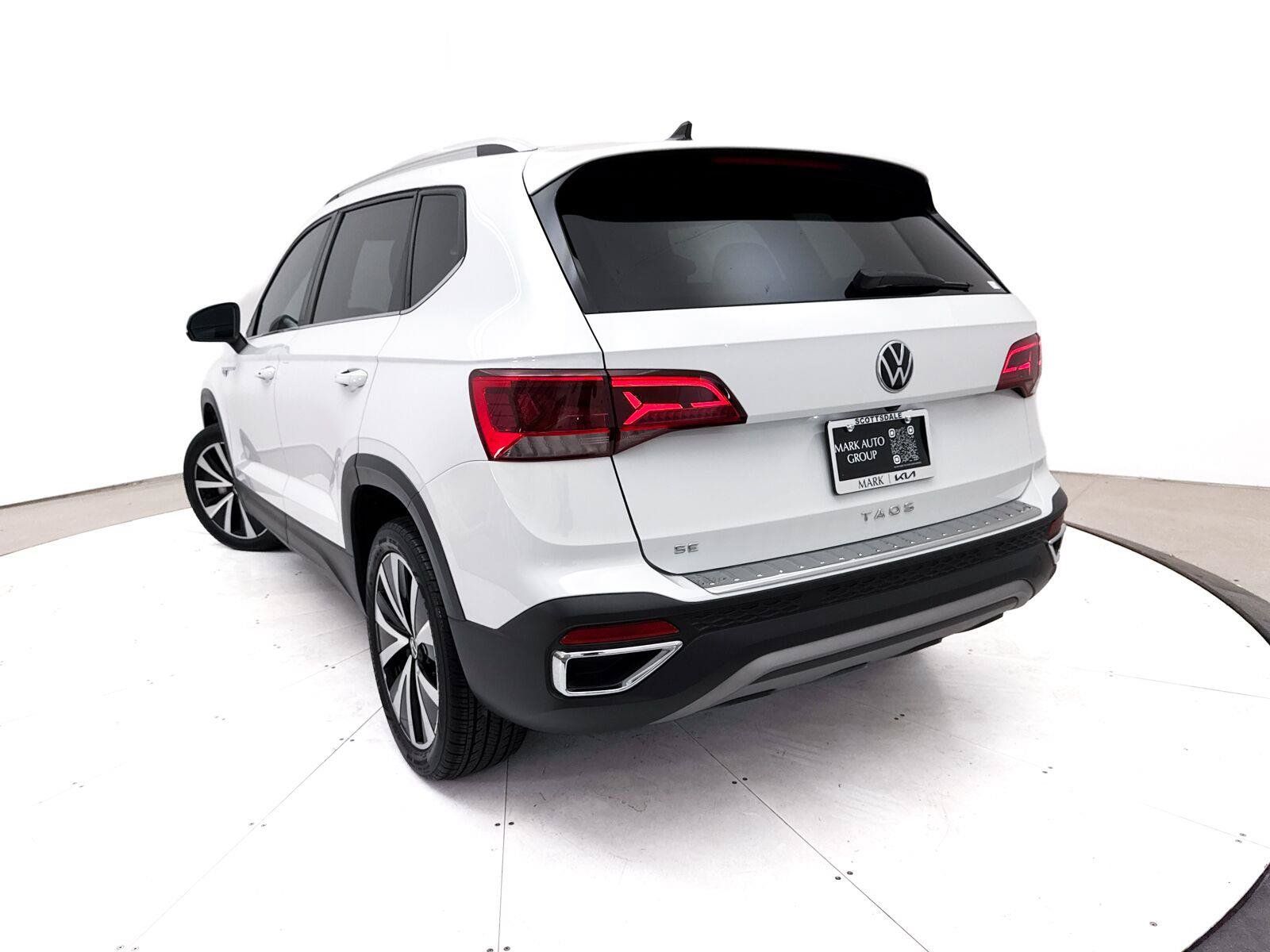 Used 2023 Volkswagen Taos SE w/ Panoramic Sunroof Package FWD image 7