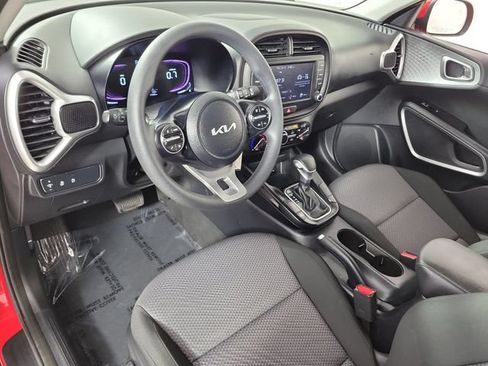Used 2025 Kia Soul LX w/ LX Technology Package FWD image 18