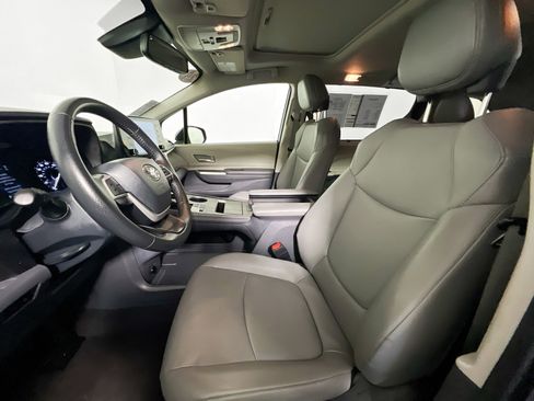 Used 2024 Toyota Sienna XLE FWD image 14