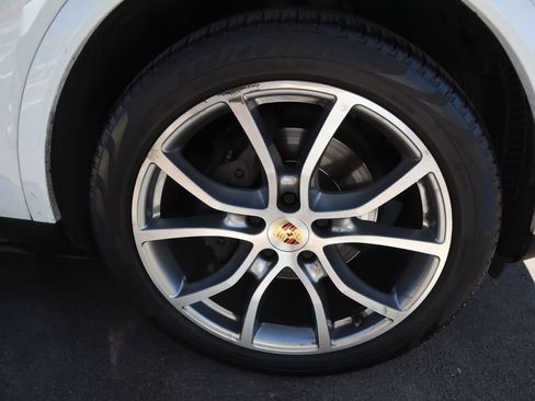 Used 2020 Porsche Cayenne image 18