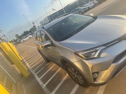 Used 2018 Toyota RAV4 XLE AWD/4WD image 4