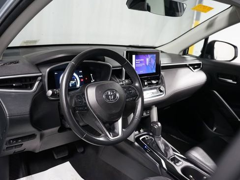 Used 2024 Toyota Corolla Cross XLE image 11
