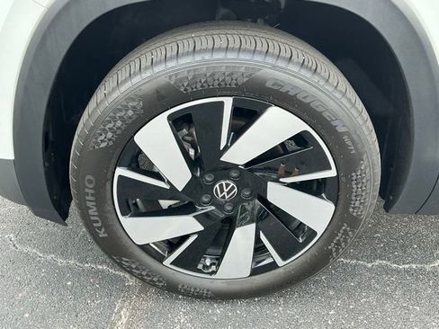 Certified 2025 Volkswagen Atlas Cross Sport SE image 9