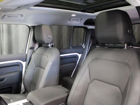 Used 2025 Land Rover Defender 110 S image 5