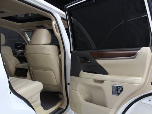Used 2021 Lexus LX 570 4WD w/ Luxury Package image 46