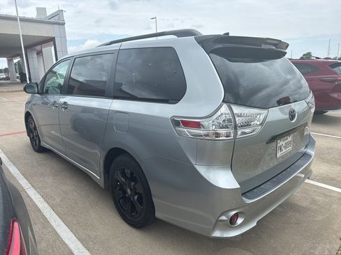 Used 2020 Toyota Sienna SE w/ SE Preferred Package AWD/4WD image 4