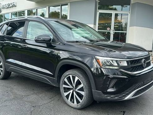 Used 2022 Volkswagen Taos SE w/ Panoramic Sunroof Package FWD image 3