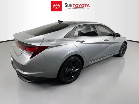 Used 2022 Hyundai Elantra SEL w/ Preferred Accessory Package FWD image 4