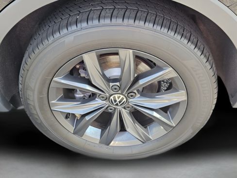 Certified 2024 Volkswagen Tiguan SE FWD image 29