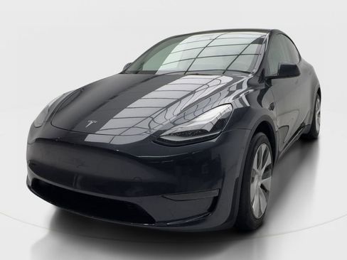 Used 2024 Tesla Model Y 2WD image 4