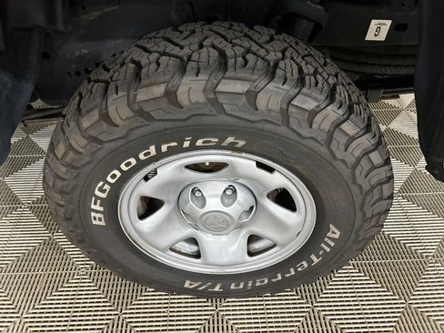 Used 2021 Toyota Tacoma SR AWD/4WD image 11