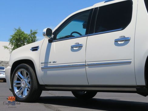 Used 2014 Cadillac Escalade ESV Platinum AWD/4WD image 23