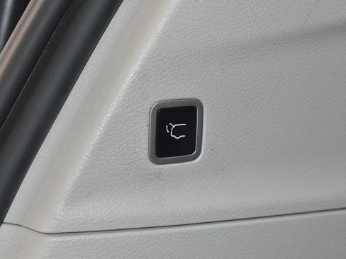 Certified 2024 Chrysler Pacifica Touring-L FWD image 10