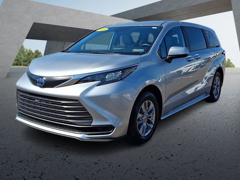 Used 2025 Toyota Sienna LE FWD image 3