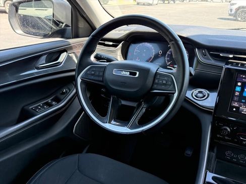 Used 2022 Jeep Grand Cherokee Laredo w/ Luxury Tech Group I RWD image 11