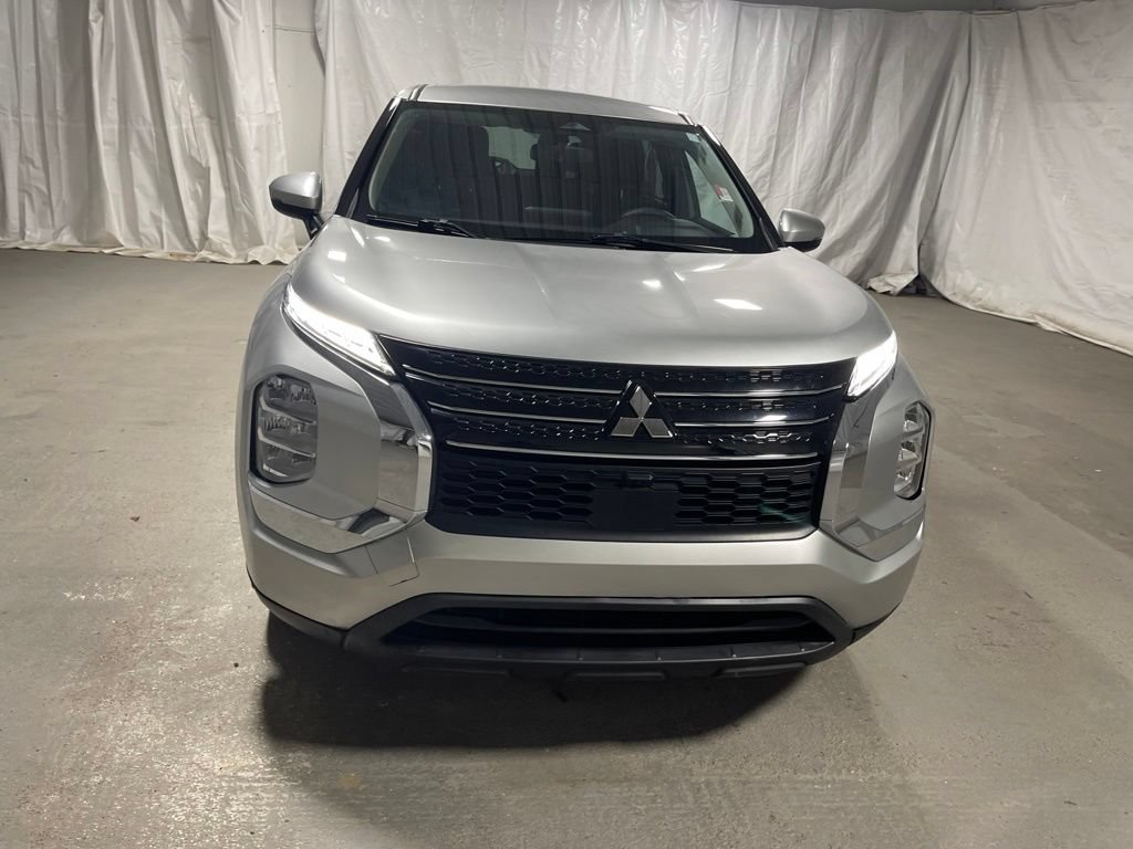 Used 2024 Mitsubishi Outlander ES FWD image 2