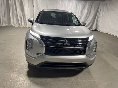 Used 2024 Mitsubishi Outlander ES FWD image 2