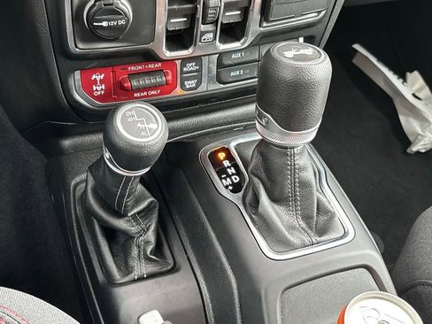 Used 2025 Jeep Wrangler Unlimited Rubicon w/ Convenience Group AWD/4WD image 13