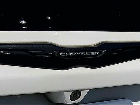 Used 2020 Chrysler Pacifica Touring-L Plus image 9
