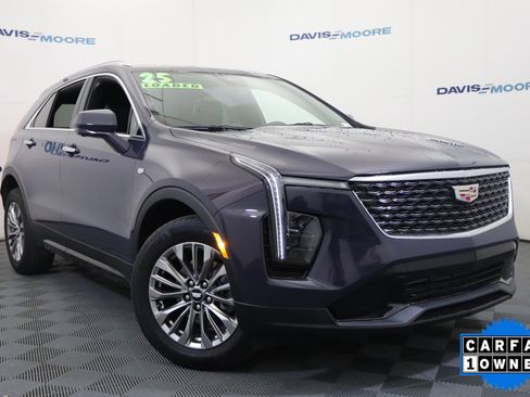 Used 2025 Cadillac XT4 Premium Luxury image 2