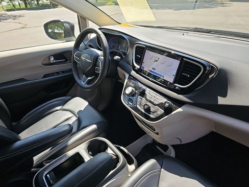 Used 2023 Chrysler Pacifica Touring-L FWD image 14