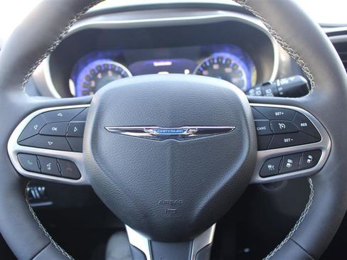 Used 2026 Chrysler Pacifica Select FWD image 15