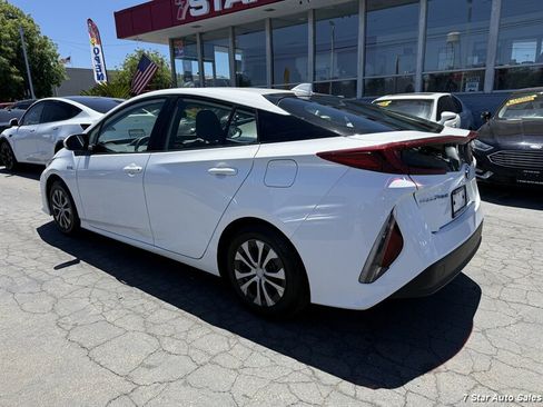 Used 2022 Toyota Prius Prime LE FWD image 4