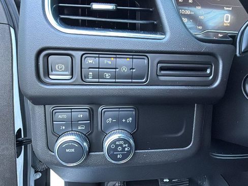 Certified 2023 GMC Yukon SLT w/ SLT Luxury Package image 13