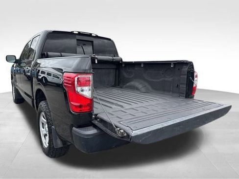 Used 2019 Nissan Titan S image 14