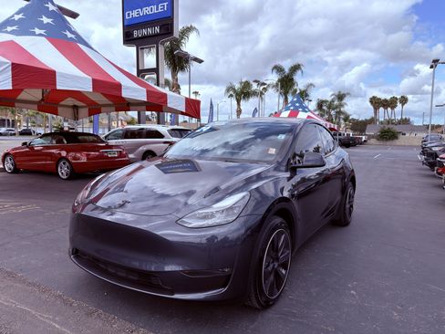 Used 2024 Tesla Model Y Long Range AWD/4WD image 5