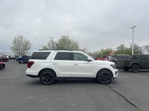 Used 2023 Ford Expedition Limited image 3