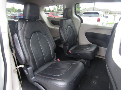 Used 2018 Chrysler Pacifica Touring-L w/ Advanced Safetytec Group FWD image 19
