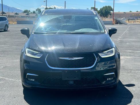 Used 2024 Chrysler Pacifica Touring-L FWD image 8
