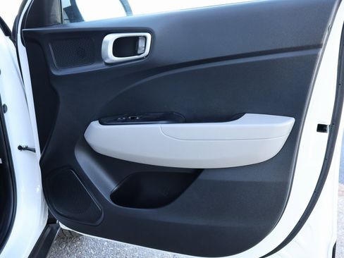 Certified 2022 Hyundai Venue SEL image 9